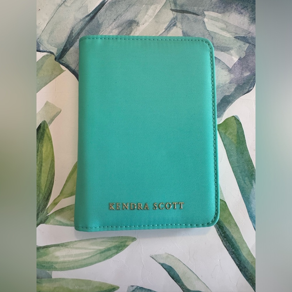 Kendra Scott passport holder - Green NWOT